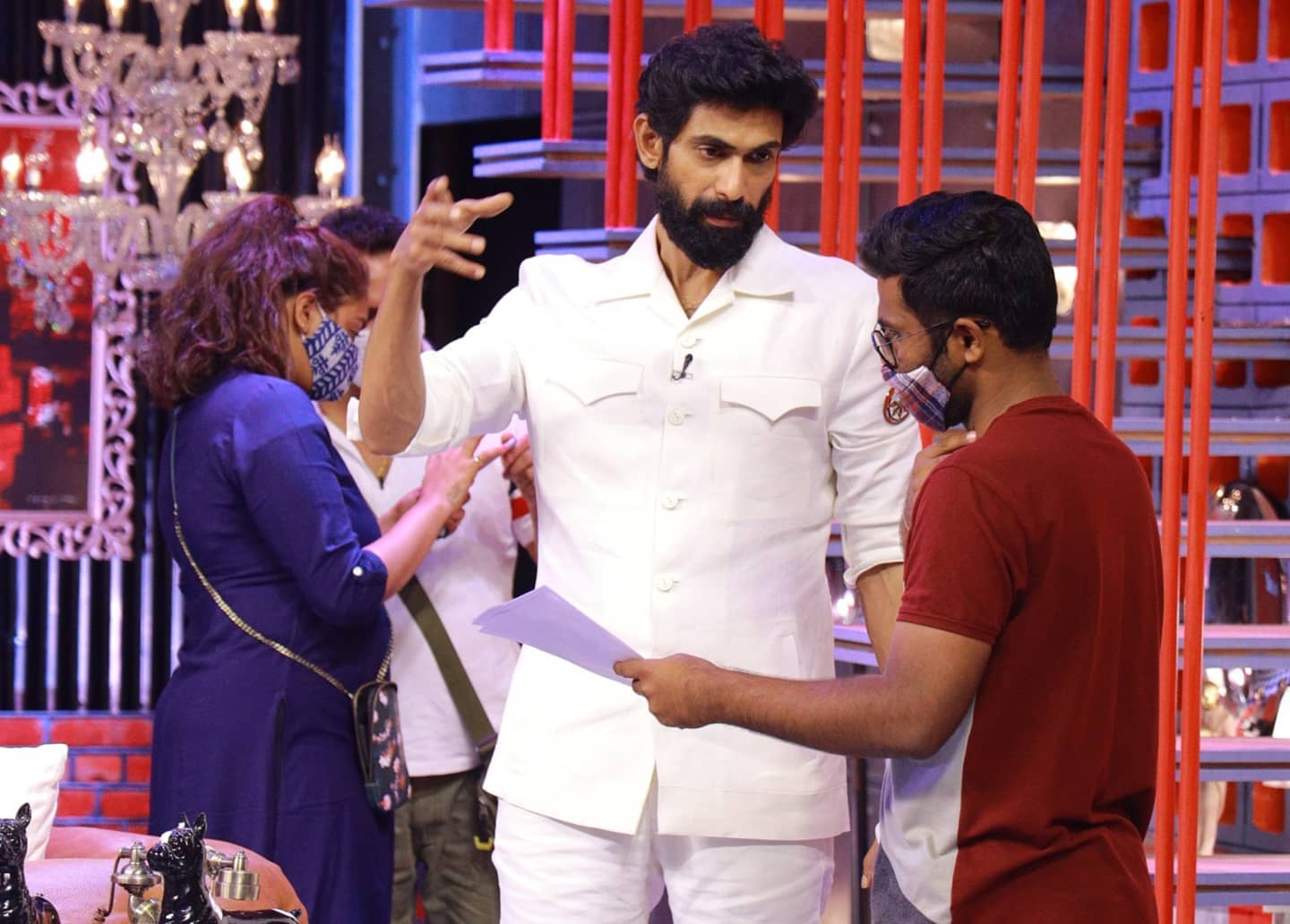 Vamshi briefing Rana Daggubati on the set of No. 1 Yaari